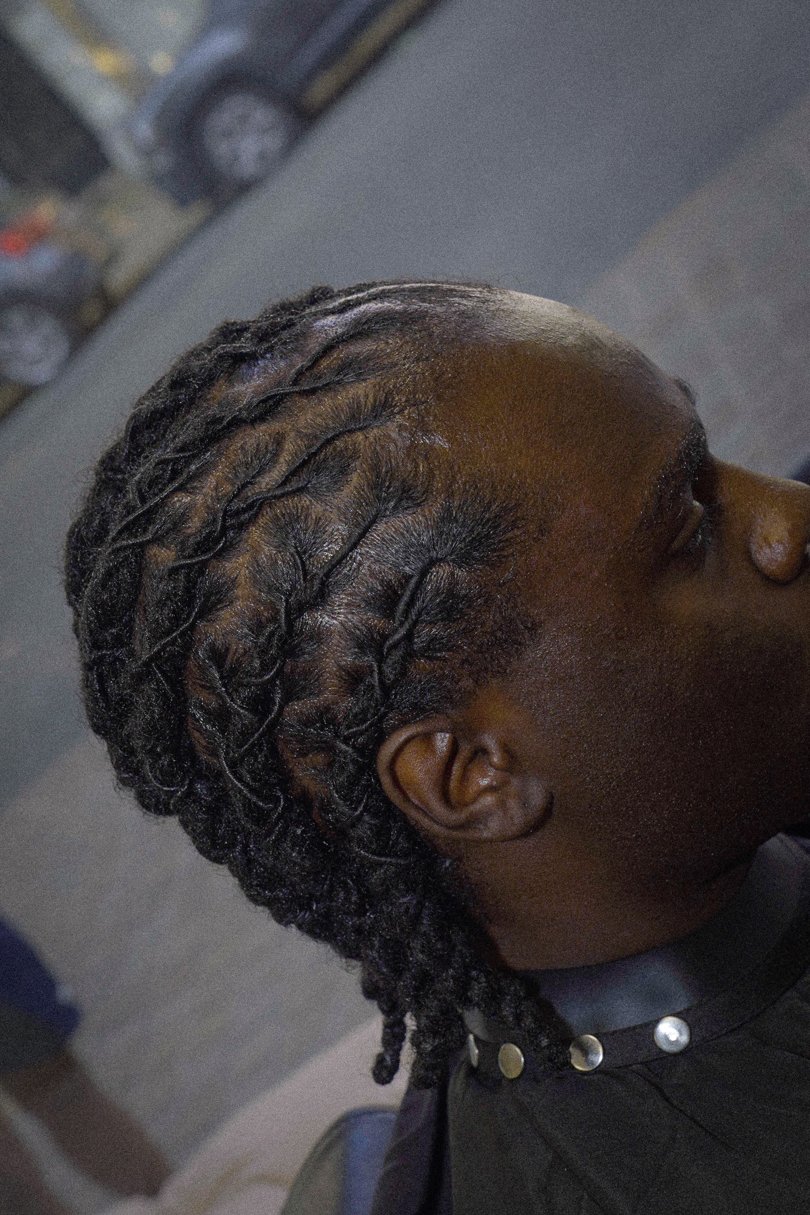 Coiffure afro volumineuse réalisée chez Amisi
