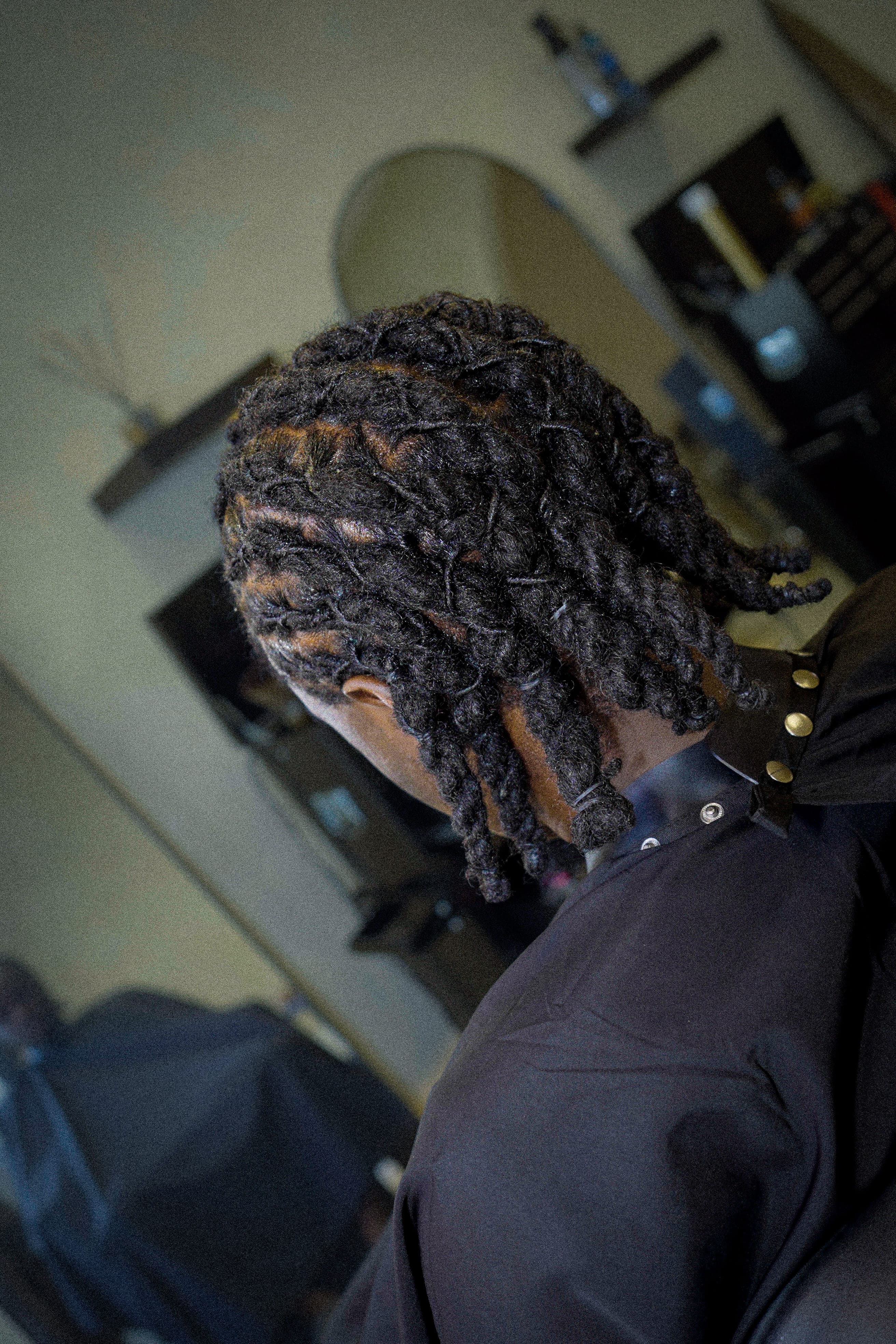 Cliente satisfaite après sa coiffure chez Amisi